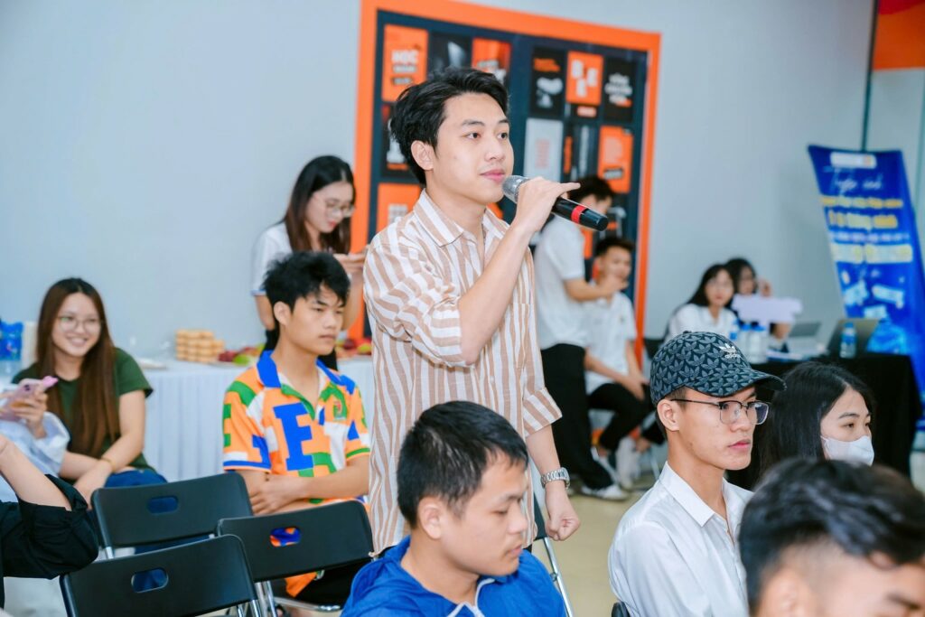 Sinh viên giao lưu cùng diễn giả