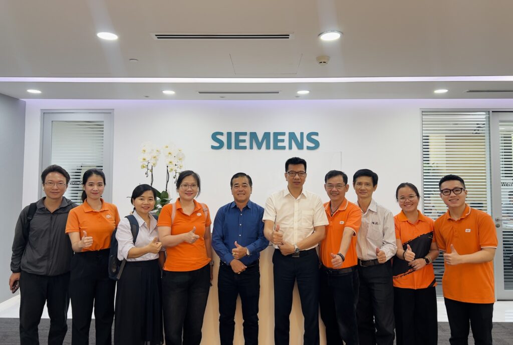 Cranes FPT HCM cũng đã có chuyến tham quan và trao đổi tại Siemens trước đó