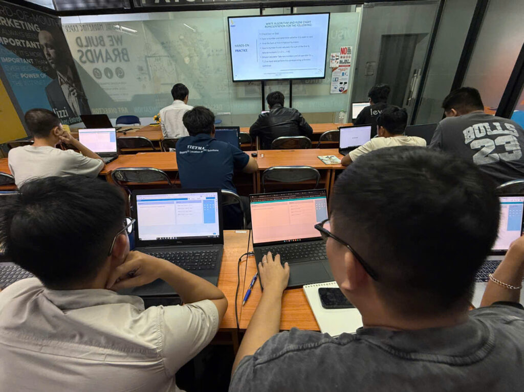 Trải nghiệm thực tế tại lớp học Automotive Software Development - Môn C/C++ cho hệ thống nhúng