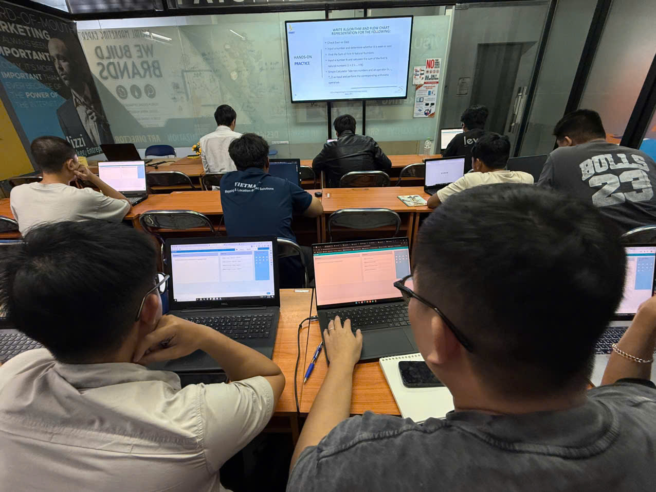 Trải nghiệm thực tế tại lớp học Automotive Software Development - Môn C/C++ cho hệ thống nhúng