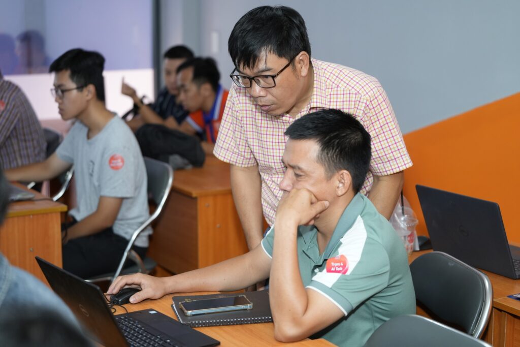 Giảng viên hướng dẫn người tham dự thực hành tại workshop "AI & Dữ Liệu: Từ Con Số Đến Dự Đoán Giá Thị Trường" trong ngày khai trương