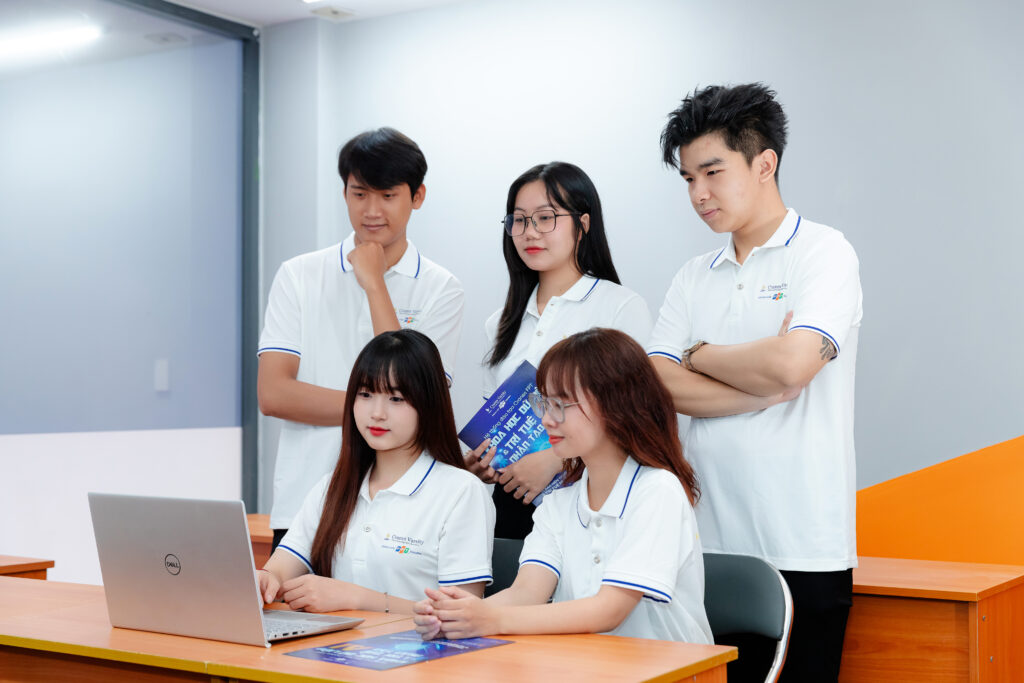 Sinh viên Cranes FPT trong giờ học