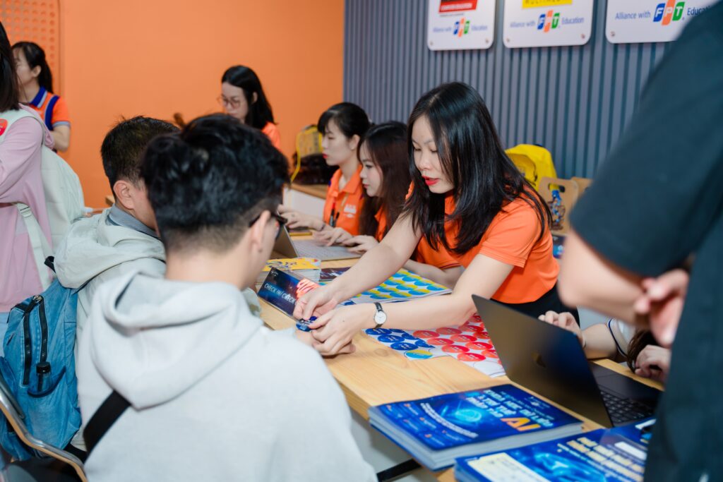 Sinh viên đến tìm hiểu chương trình học Phát triển phần mềm ô tô thông minh tại cơ sở mới của Cranes FPT TP.HCM