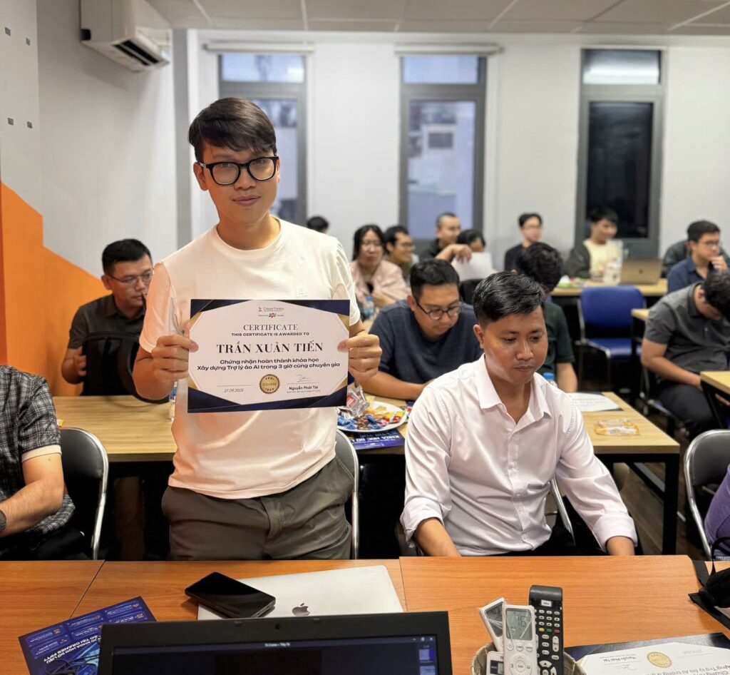 Sinh viên nhận chứng nhận hoàn thành khoá học từ Cranes FPT