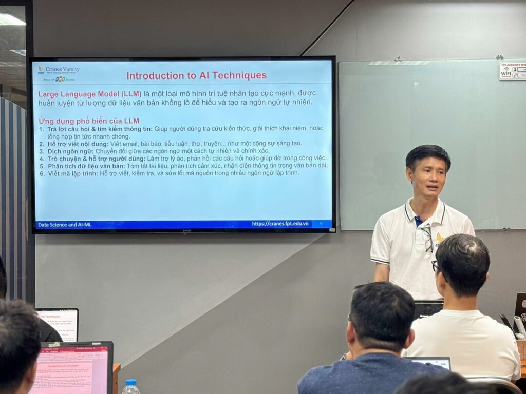 Thầy Nguyễn Phát Tài - Giám đốc đào tạo tại Cranes FPT trong buổi workshop