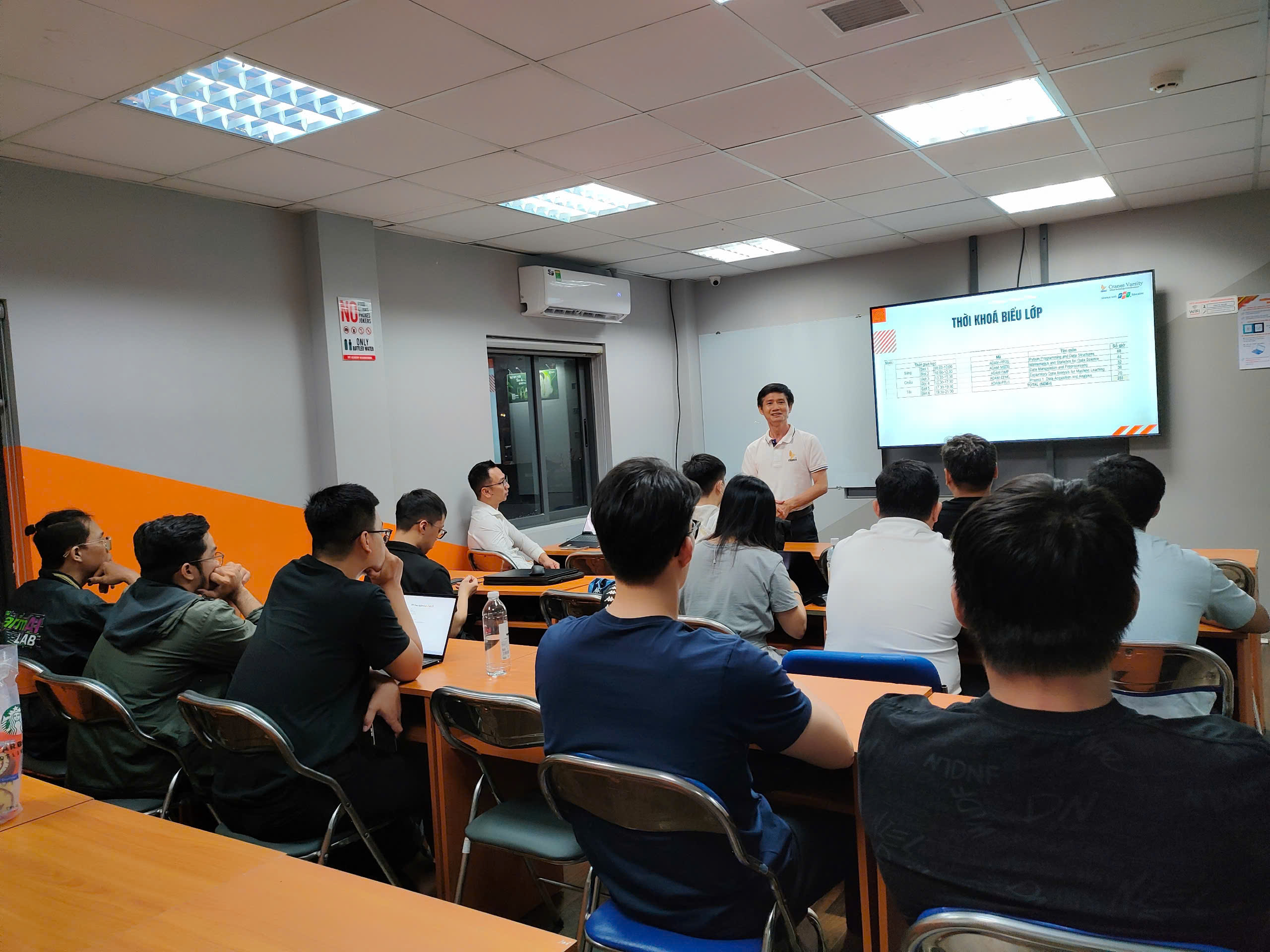 Khởi đầu hành trình cùng Trí tuệ Nhân tạo: Buổi định hướng lớp I1.2510.E0 tại Cranes FPT