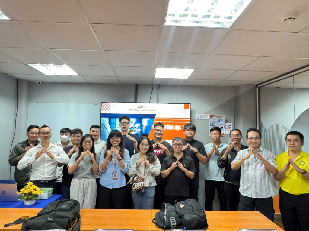 Cô Nguyễn Hạ Vy cùng tân sinh của Cranes FPT