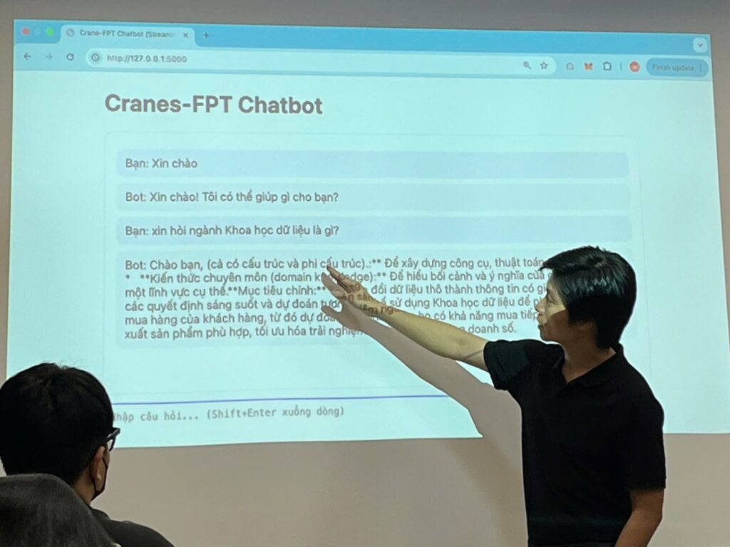 Thầy Nguyễn Tuân giải thích cách xây dựng chatbot AI