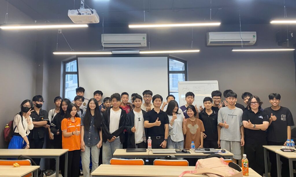 Thầy Nguyễn Tuân cùng các bạn sinh viên tại buổi workshop