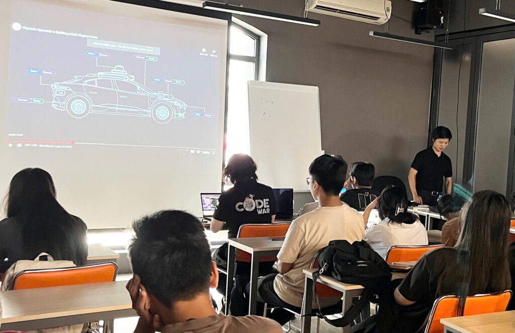Thầy Nguyễn Tuân đang đưa ra ví dụ về xe tự lái Waymo