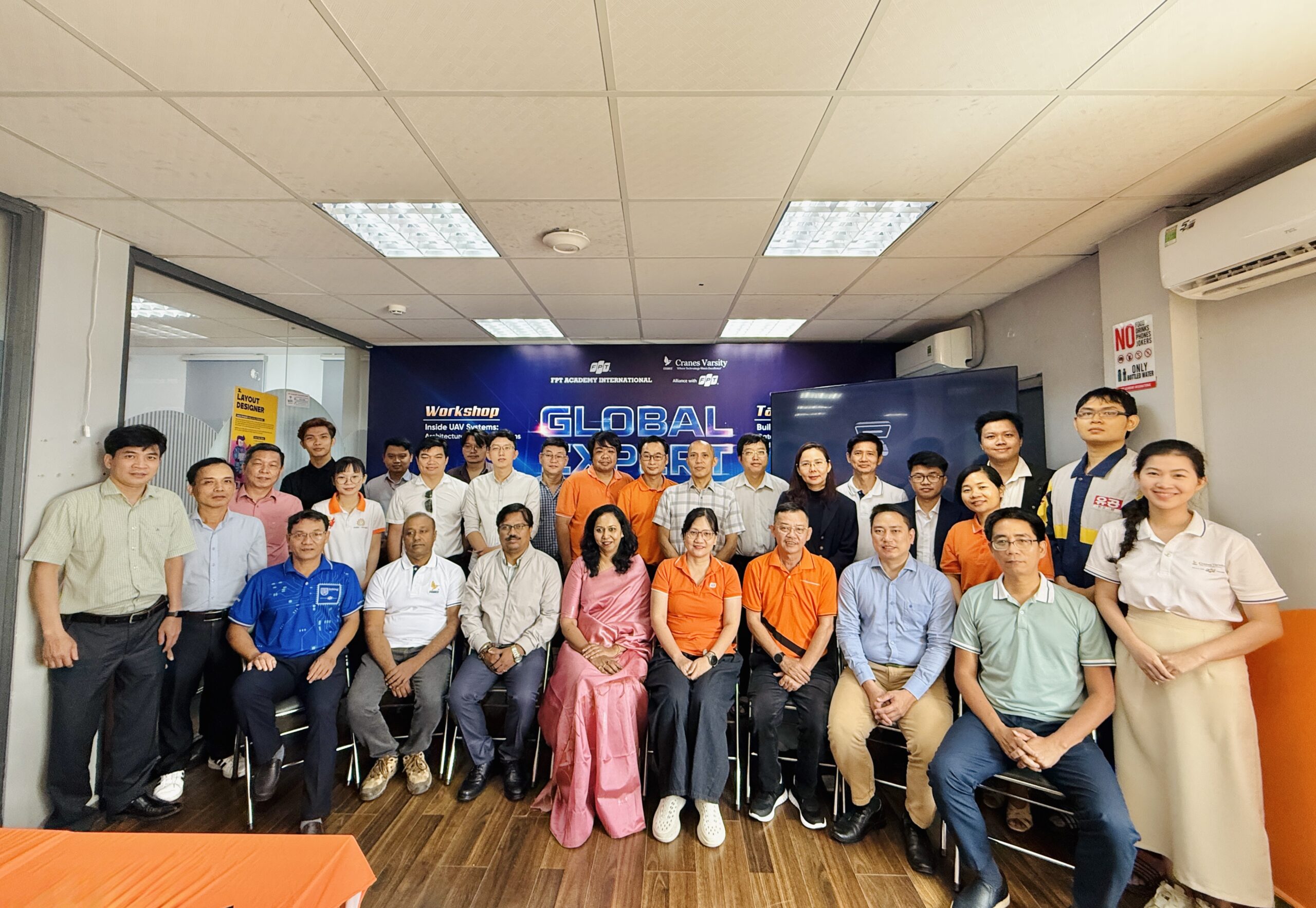 FAI, Cranes Varsity và các khách mời chụp ảnh lưu niệm tại sự kiện.